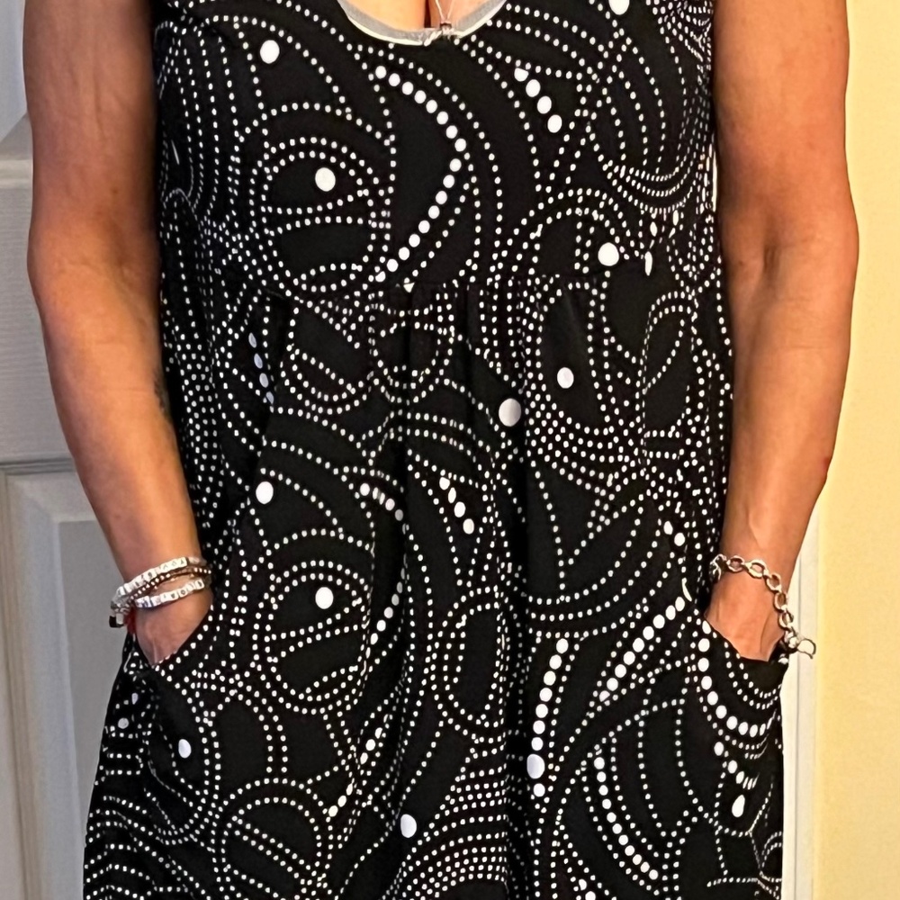 Black and white beach dress with pockets by Serene. Size large.